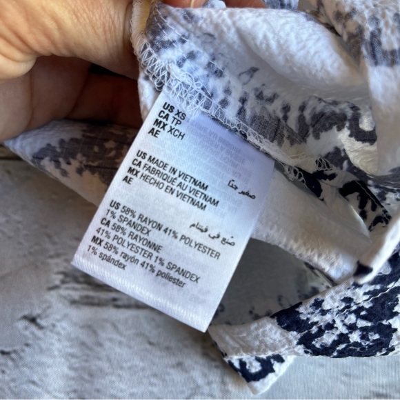 JM Collection XS Blouse Top Blue & White Sleeve Cut Outs NEW
New without tags - Picture 10 of 11